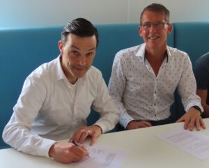 Erik Bekkers and Wilfred Hekkers sign the collaboration
